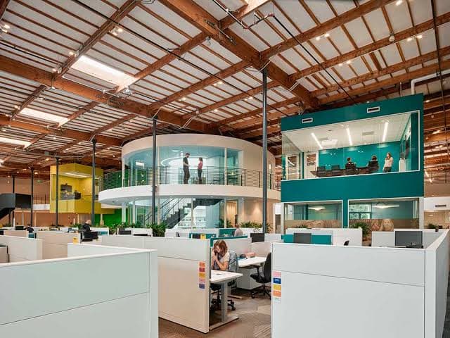 Circular mezzanine and meeting spaces in a creative office